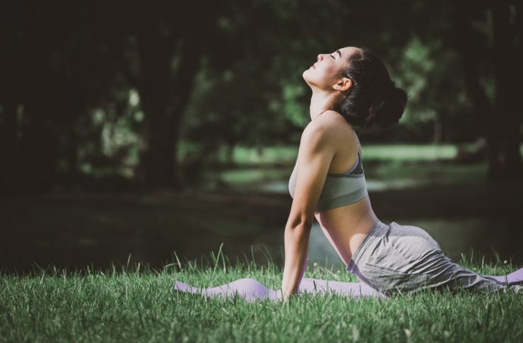 La migliore posizione yoga in vista dell'estate: così dirai addio al grasso sulla pancia