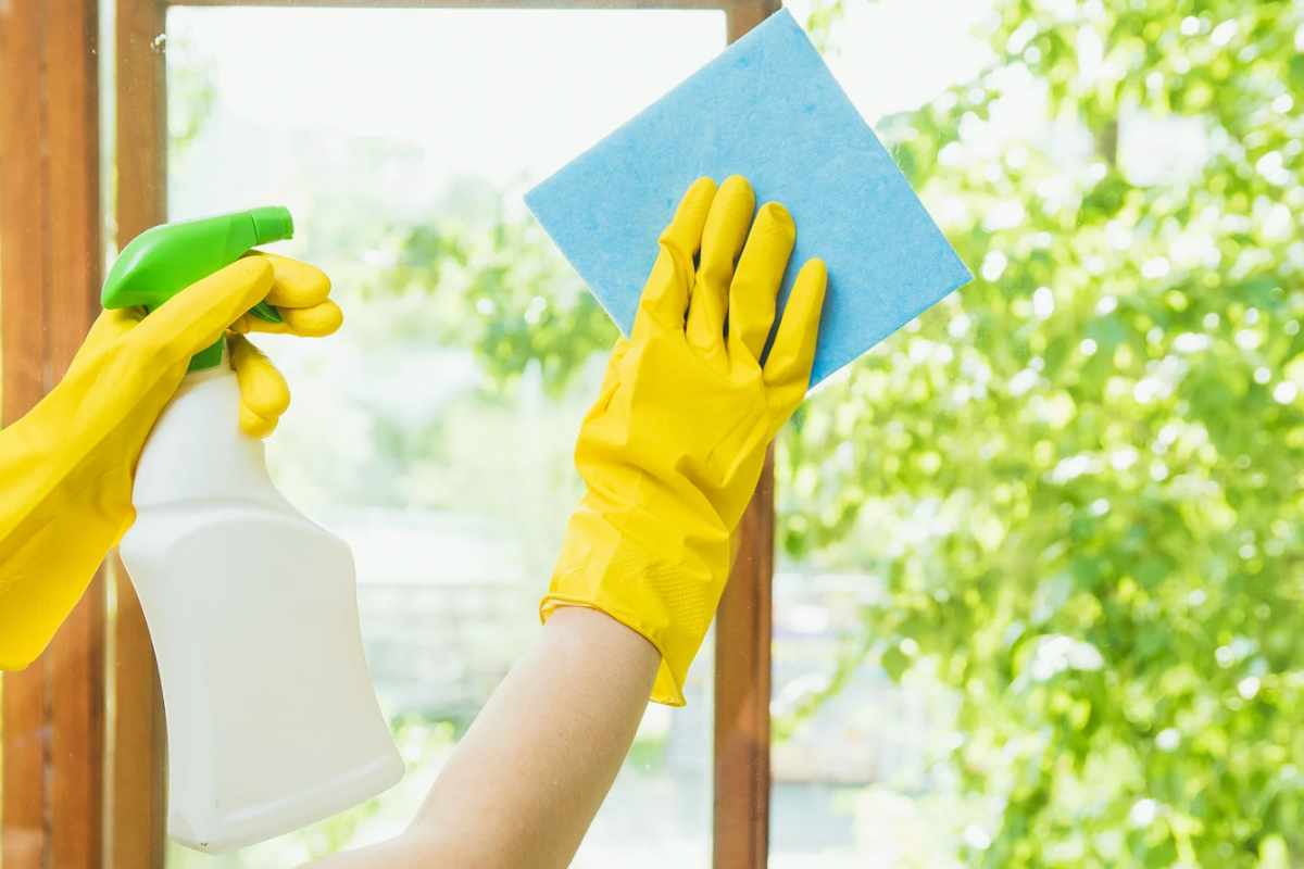 Un rimedio efficace ed economico per pulire i vetri