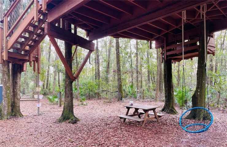 C'è una casa sull'albero che è perfetta per le vacanze