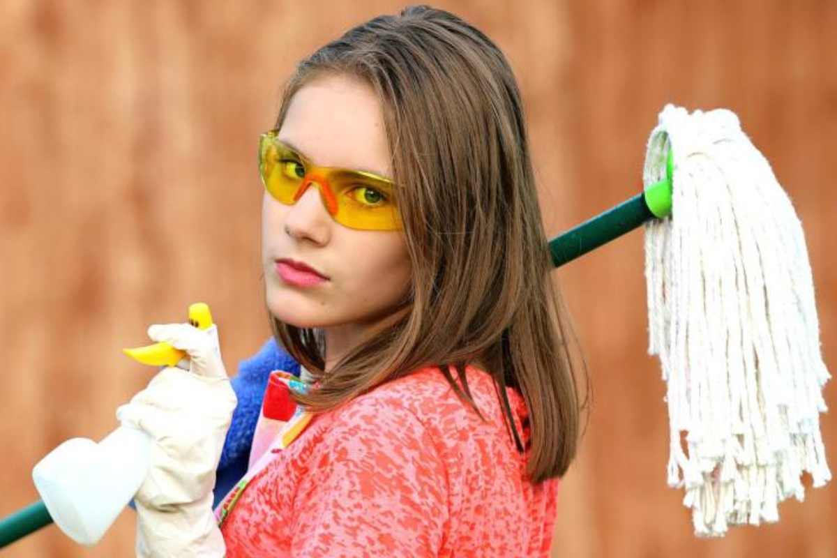 ragazza pronta per pulizie domestiche