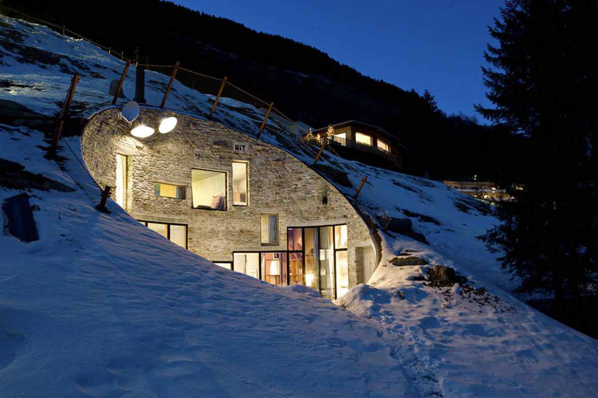 villa vals casa nella roccia in svizzera