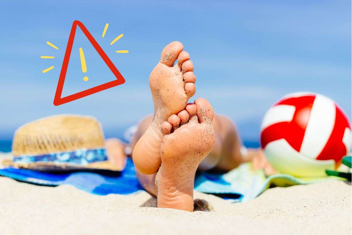 Persona prende il sole in spiaggia