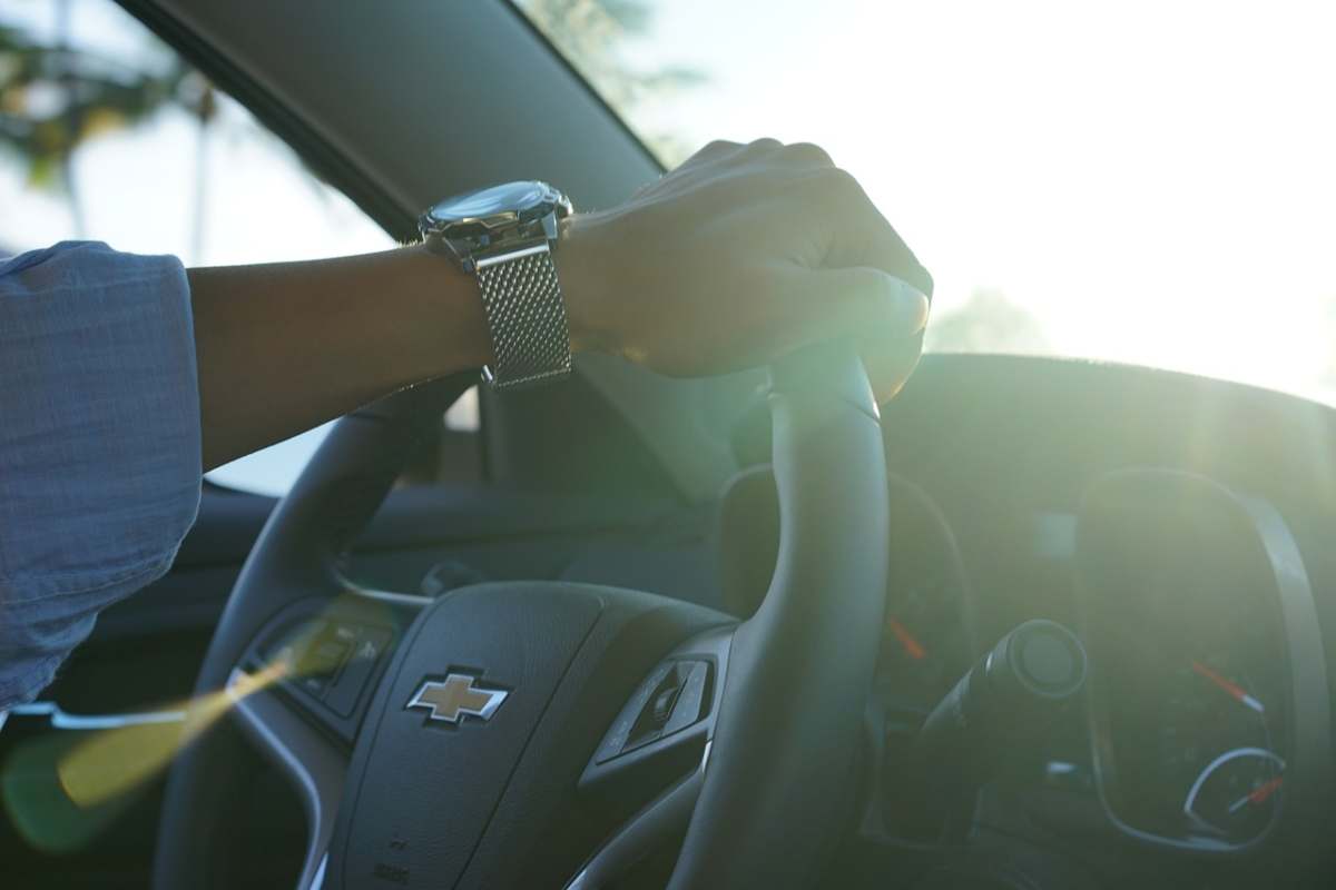 Cosa non lasciare in auto al sole