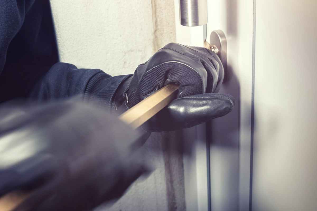 Ladro in azione in una casa 