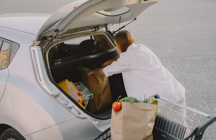 Cosa non lasciare mai in auto al sole