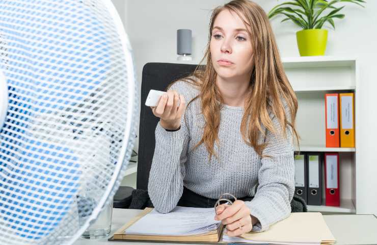 ragazza accende il ventilatore